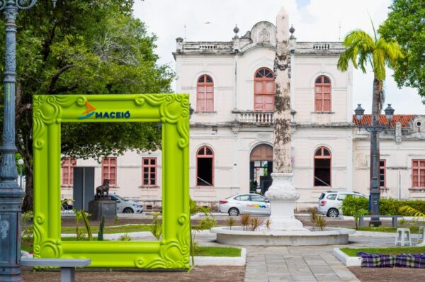 Moldura na Praça Dois Leões, em frente ao MISA - Museu da Imagem e Som de Alagoas - Foto: Émile Valões / Ascom Semtel