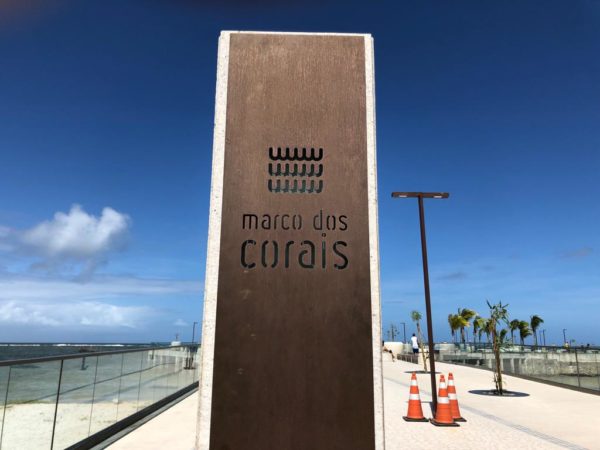 Placa Marco dos Corais. - Foto Isabelle Guedes / Jornal de Alagoas